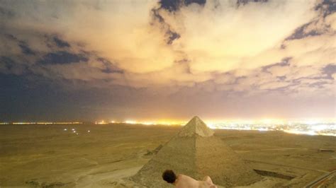 Photo Of Two People Banging On Top Of The Great Pyramid。